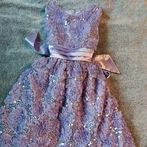 Cute sparkly dress perfect for fancy events.